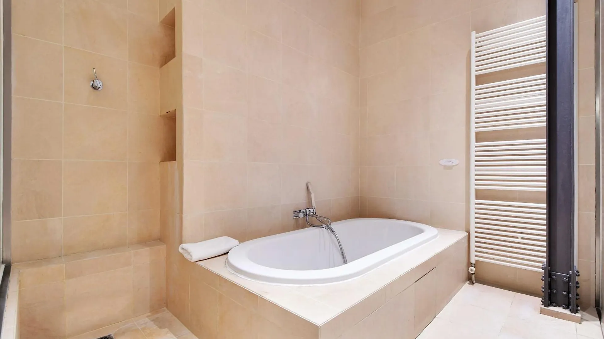 Fabulous House - A Gem In Chic Western Paris França